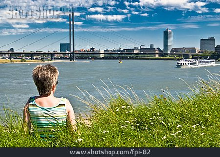 
                Düsseldorf, Rhein, Rheinufer                   