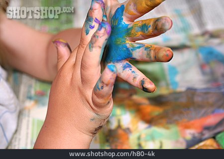 
                Kinderhand, Fingerfarben                   