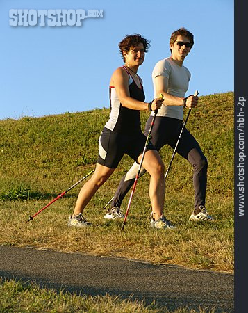 
                Paar, Sport & Fitness, Nordic Walking, Gleichschritt                   