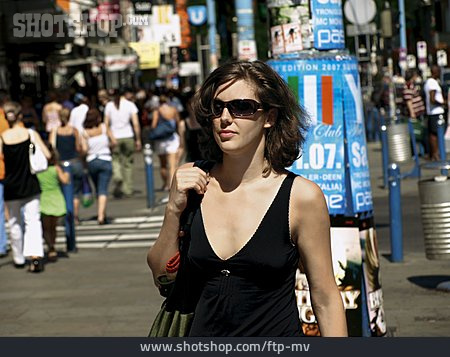 
                Junge Frau, Einkauf & Shopping, Städtisches Leben                   