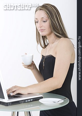 
                Laptop, Kaffeetasse, Geschäftsfrau                   