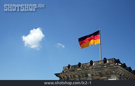
                Deutschlandfahne, Reichstag                   