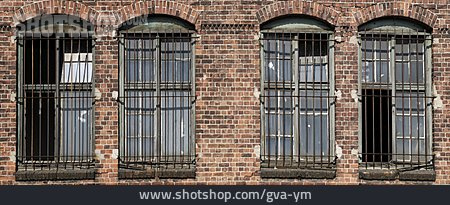 
                Industriegebäude, Fenster, Vergittert                   