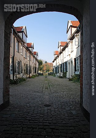 
                Tor, Gasse, Lübeck                   