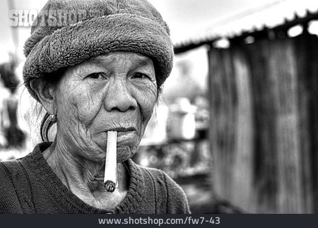 
                Zigarette, Thailänderin                   