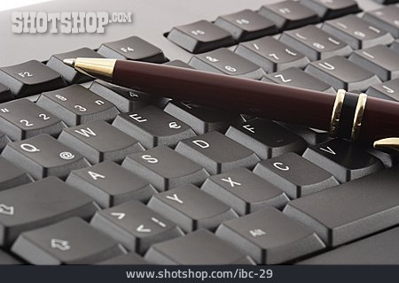 
                Kugelschreiber, Computertastatur                   