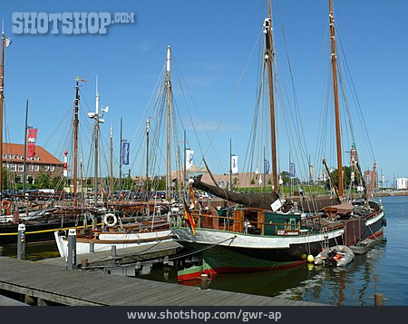 
                Alter Hafen, Segelboot, Bremerhaven, Museumshafen                   