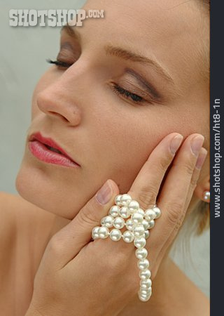 
                Beauty & Kosmetik, Junge Frau, Perlenkette                   