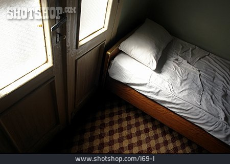
                Bett, Schlafzimmer                   