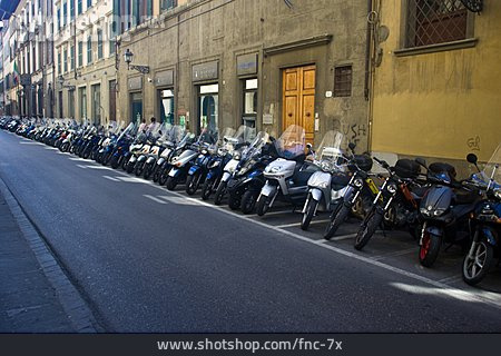 
                Parken, Italien, Motorroller                   