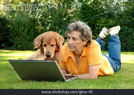 
                Aktiver Senior, Mobile Kommunikation, Hund                   