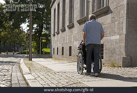 
                Seniorin, Senior, Spaziergang, Rollstuhl                   