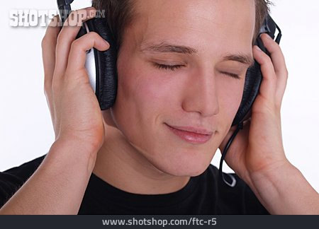 
                Junger Mann, Musik, Kopfhörer                   