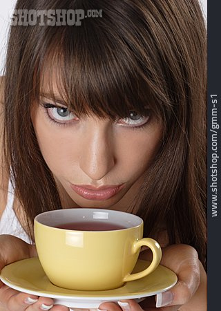 
                Junge Frau, Trinken, Teetasse                   