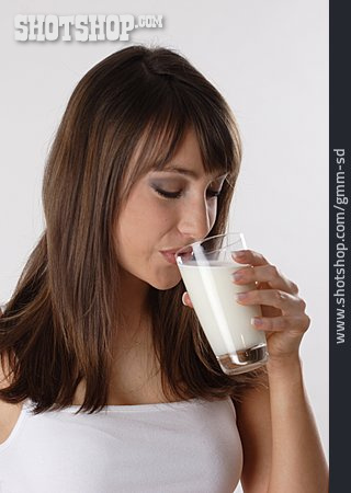 
                Junge Frau, Trinken, Milchglas                   