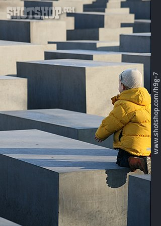 
                Junge, Berlin, Denkmal Für Die Ermordeten Juden Europas                   