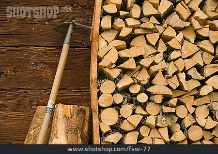
                Holzstapel, Hacke, Brennholz                   