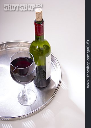 
                Weinglas, Weinflasche, Rotwein                   