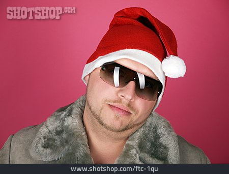 
                Mann, Sonnenbrille, Weihnachtsmannmütze                   