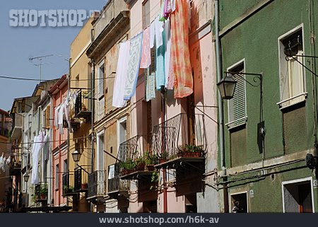 
                Häuserzeile, Italien, Iglesias                   
