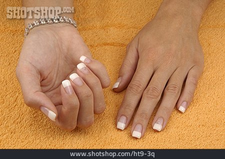 
                Hand, French Nails, Nageldesign                   