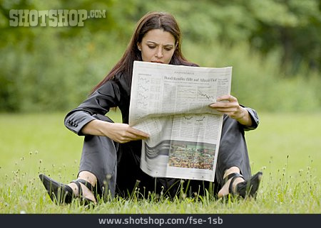 
                Junge Frau, Zeitung, Lesen                   