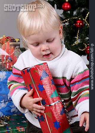 
                Kleinkind, Weihnachten, Geschenk, Bescherung                   