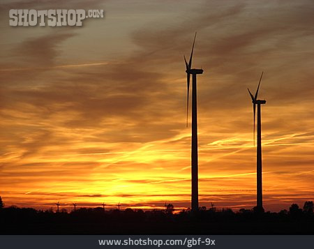 
                Sonnenuntergang, Windkraftanlage                   
