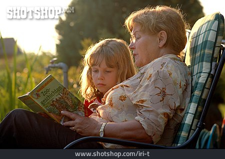 
                Großmutter, Enkel, Lesen, Zuhören, Generationen, Vorlesen                   
