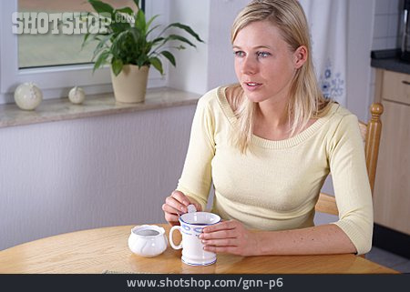 
                Frau, Häusliches Leben, Kaffeepause, Küche                   