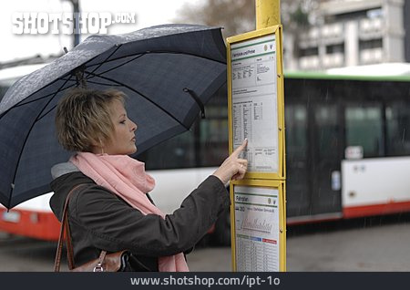 
                Frau, Bushaltestelle, Busfahrplan                   