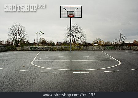 
                Regnerisch, Basketballkorb, Basketballplatz, Streetball                   