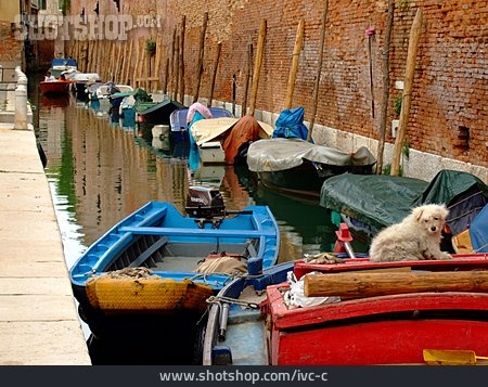 
                Boot, Kanal, Venedig                   