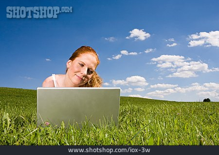 
                Junge Frau, Wiese, Laptop, Sommerlich                   