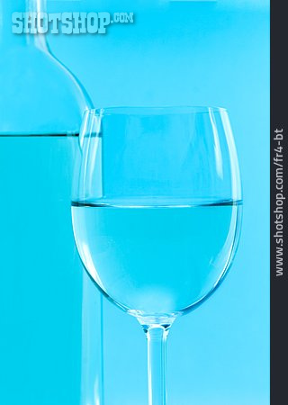 
                Mineralwasser, Wasserglas, Wasserflasche                   