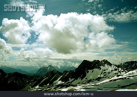 
                Bewölkter Himmel, Gebirgskette, Berchtesgadener Alpen                   