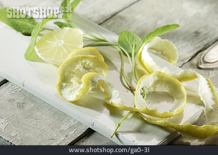 
                Zitronenscheibe, Schälen, Zitronenschale                   