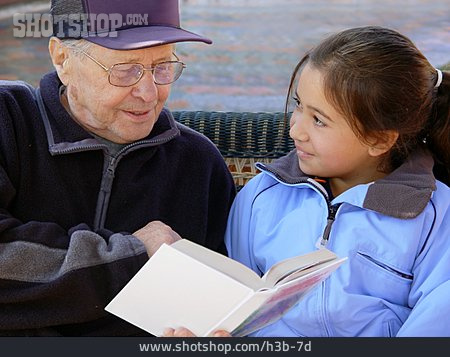 
                Großvater, Vorlesen, Enkelin                   