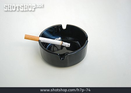 
                Zigarette, Aschenbecher                   