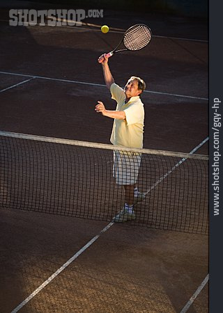 
                Aktiver Senior, Tennis, Aufschlag, Tennisplatz                   