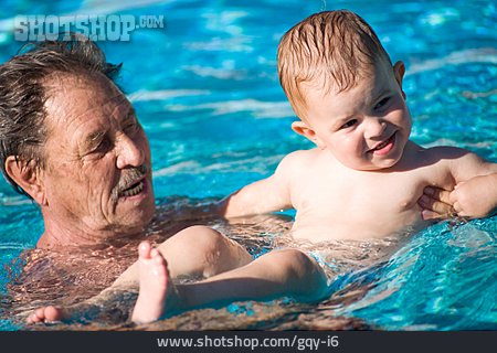 
                Enkel, Großvater, Schwimmbad, Planschen, Generationen                   