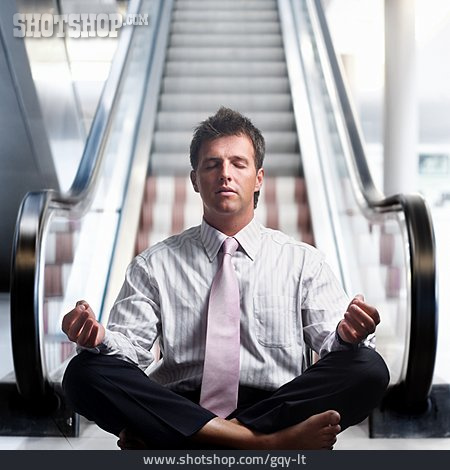 
                Pause & Auszeit, Meditation, Rolltreppe, Geschäftsmann                   