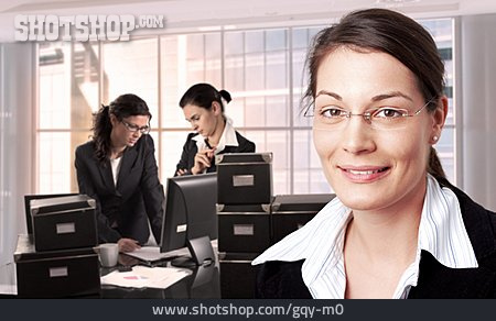 
                Büro & Office, Teamarbeit, Geschäftsfrau                   