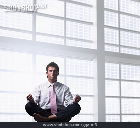 
                Pause & Auszeit, Meditation, Yoga, Geschäftsmann                   