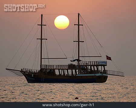 
                Sonnenuntergang, Segelschiff                   