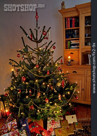 
                Bescherung, Heiligabend, Weihnachtsbaum                   