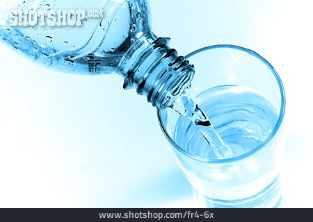 
                Mineralwasser, Plastikflasche, Einschenken                   