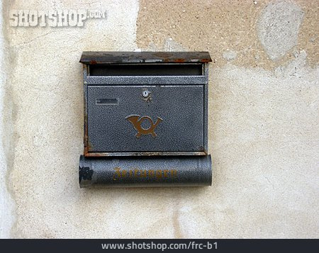 
                Fassade, Briefkasten, Posthorn                   
