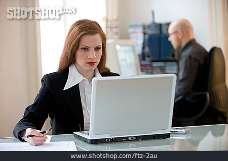 
                Geschäftsfrau, Büro & Office, Laptop, Arbeitsplatz                   