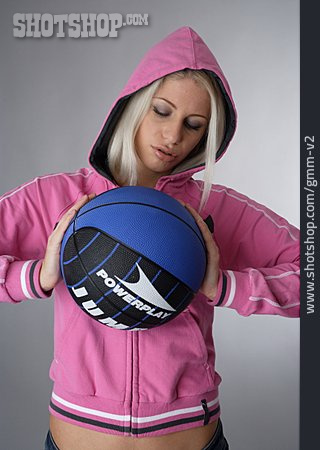 
                Junge Frau, Frau, Basketball, Basketballspielerin                   